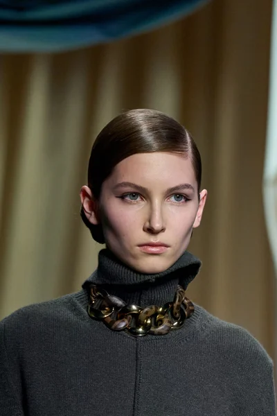 Look 32
